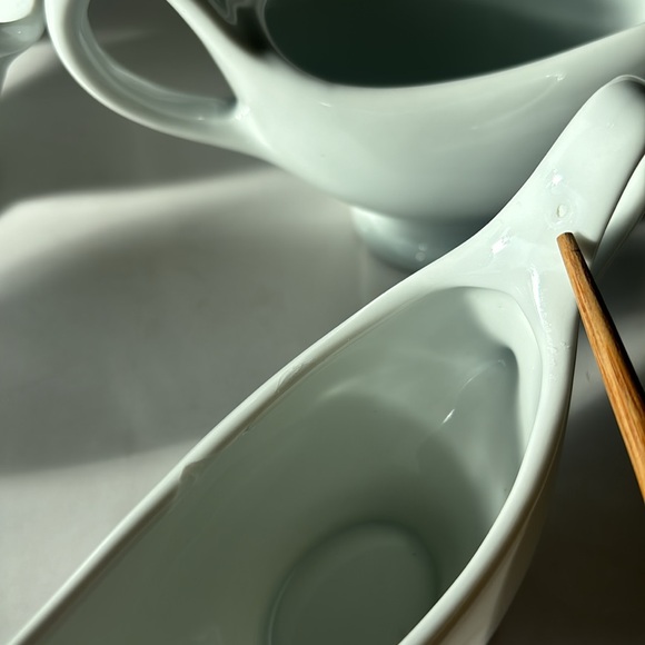 Lot of six gravy boats, white porcelain two marked as Fine China dinner wear - Picture 4 of 8